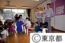 救急救命士（保育園で保育士に救急手当ての実演）