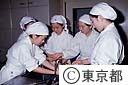 栄養士学校の調理実習の前に手洗いをする学生