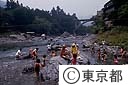 御岳渓谷で水遊びを楽しむ子供たち