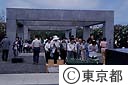合同慰霊碑に献花する人々