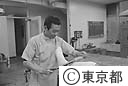 義足を仕上げる補装具研究所の職員