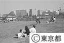 光が丘公園でくつろぐ家族