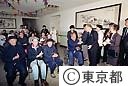 北京市第一福利院を訪れて、高齢者と握手する鈴木知事