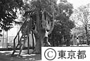 子供の森公園の木の家で遊ぶ子供たち