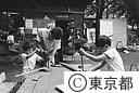 羽根木公園でプレイリーダーと共に刃物使って遊具を作る子供たち