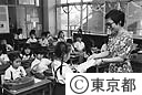終業式の日、初めての通信簿を先生から受け取る一年生
