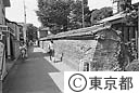 曲って建っている観音寺の築地塀
