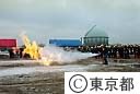 高圧ガス防災訓練をする人々