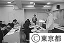 ＡＶ機器を利用した、都立国際高校の英語の授業、外国人と日本人の教師がいる