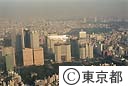新宿副都心上空を行く警視庁飛行船