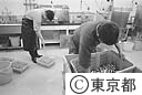 葛西臨海水族園のマグロのエサになる冷凍のイワシを洗う飼育係の職員