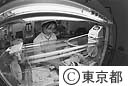 人工呼吸器を付けた赤ちゃんの容体を見る看護師