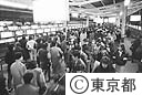 混雑したホームで交通整理をする鉄道警察隊員