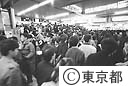 雑踏警備をする鉄道警察隊員