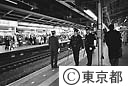 新宿駅構内をパトロールする鉄道警察隊員