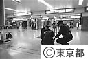 新宿駅で気分の悪くなった人を保護する警察官