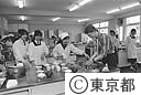家庭科の授業で、お茶碗を洗うニューヨークの高校生親善使節