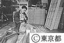 江戸すだれを作るため、竹をナタで割る