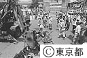 道路にある穴を補修する人たち、銀座の道路に次々と空洞が見つかる