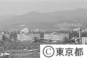 秋川高校の寮、豊かな緑の中に３棟立っている