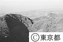 割れ目噴火口、右上に小さく見えるのは、観光客