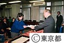 わたしの提言知事賞を知事からもらう受賞者