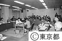 特別職報酬等審議会であいさつする鈴木知事
