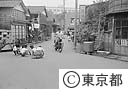 道路で遊ぶ子供達