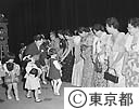 母の日大会 フィリピン婦人代表団に日本人形を贈る子供たち