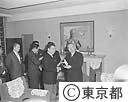 カンボジア首相に名誉都民賞を贈る