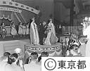 大東京祭前夜祭　ミス東京に王冠授与　都体育館にて