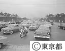 自動車で混雑する祝田橋交差点