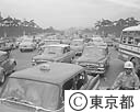 自動車で混雑する祝田橋交差点