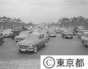 自動車で混雑する祝田橋交差点