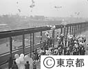 花いっぱい運動　都庁屋上で風船を飛ばす