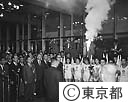 聖火リレー都庁到着する
