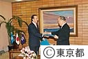国際連合大学への土地無償付貸契約の締結式が知事室で