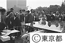 大気汚染防止キャンペーン　低公害車視察する鈴木知事