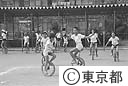一輪車に乗る子供達