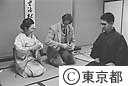 お茶の飲み方を教えてもらう外国人