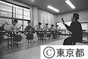 三味線を習う歌舞伎研修生