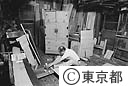 桐箪笥を作る職人