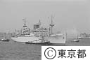 外国船「ＧＯＬＤＥＮ・ＢＥＡＲ」号の入港を歓迎する放水