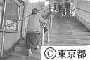 階段を手すりを使って登る高齢者