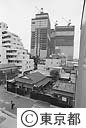 下町に建つ高層ビルの工事