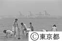 潮干狩りをする家族