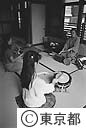 タイコの稽古をする芸子さん