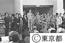 中曽根総理、鈴木知事大島からの避難民を激励
