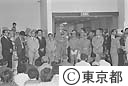 中曽根総理、鈴木知事大島からの避難民を激励