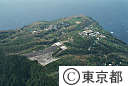 （空撮）青ケ島（山腹をコンクリートで固め雨水を集める水道施設）